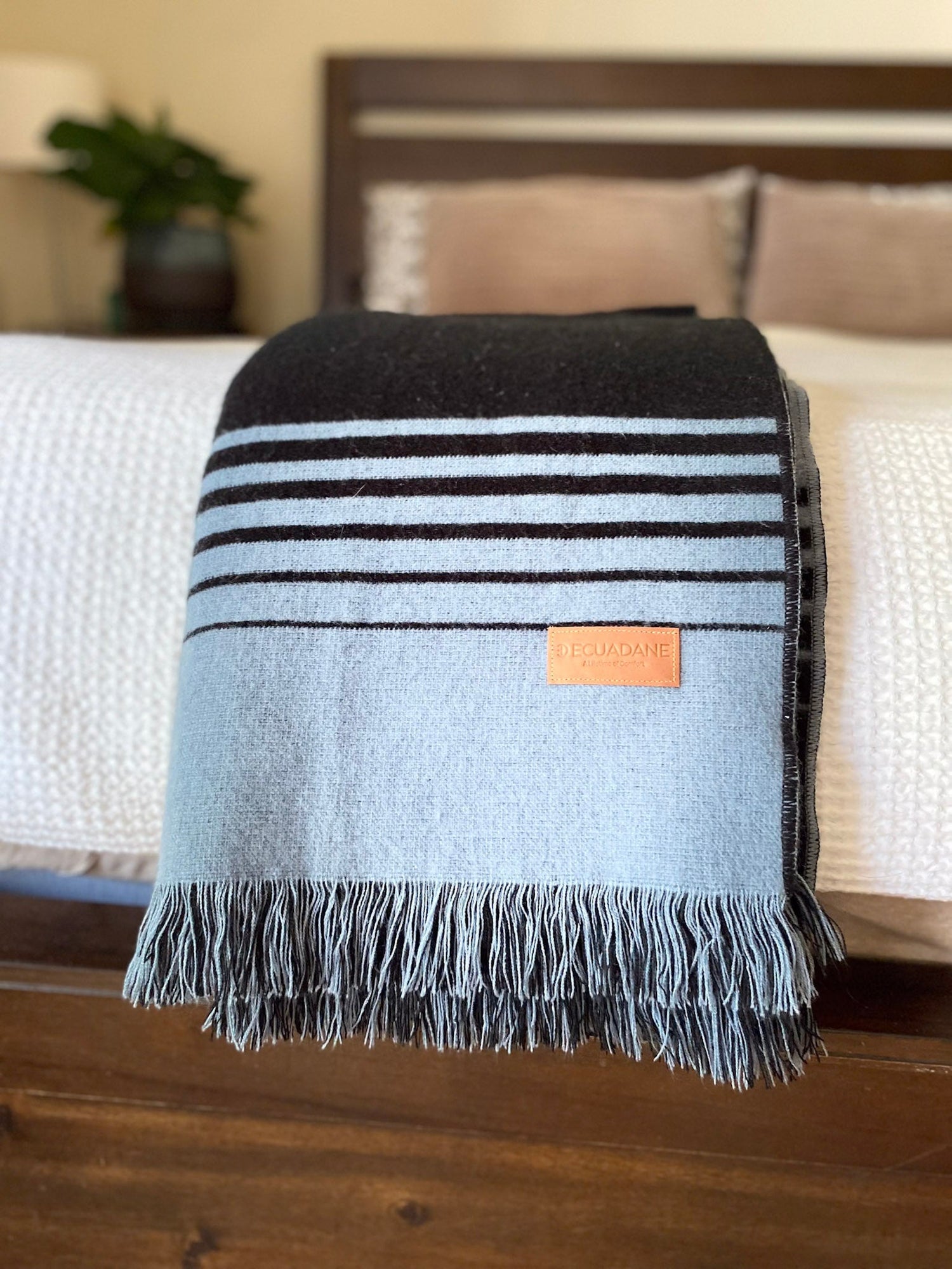 How to Create the Ultimate Cozy Corner with Blankets and Throws